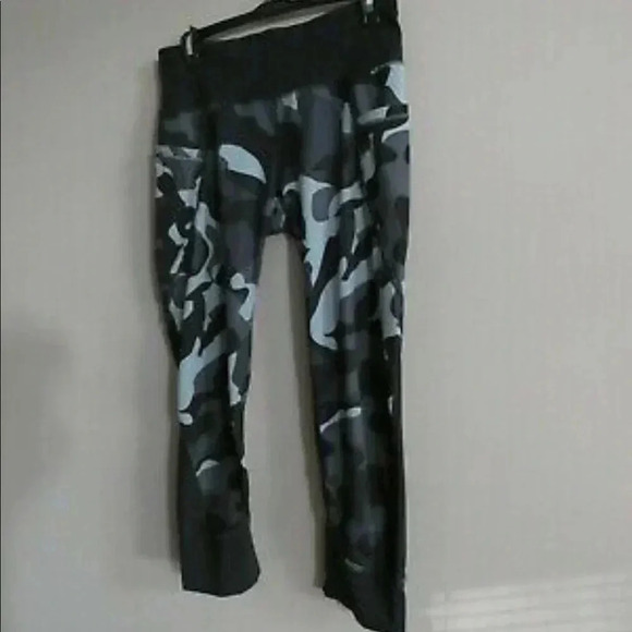 Athleta relay crop 2.0 - Picture 5 of 9